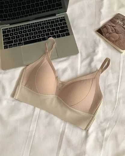 Bralette morbido con fondo decorativo