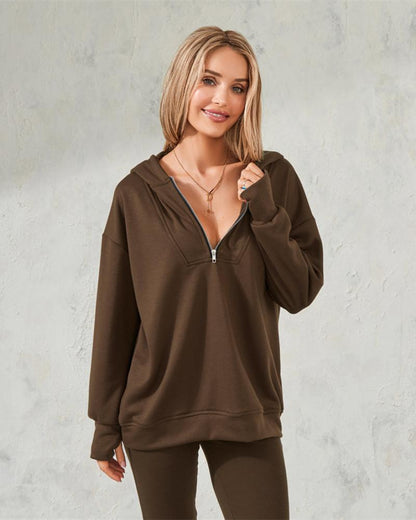 Completo sportivo loose con pantaloni a ciclista e felpa con cappuccio