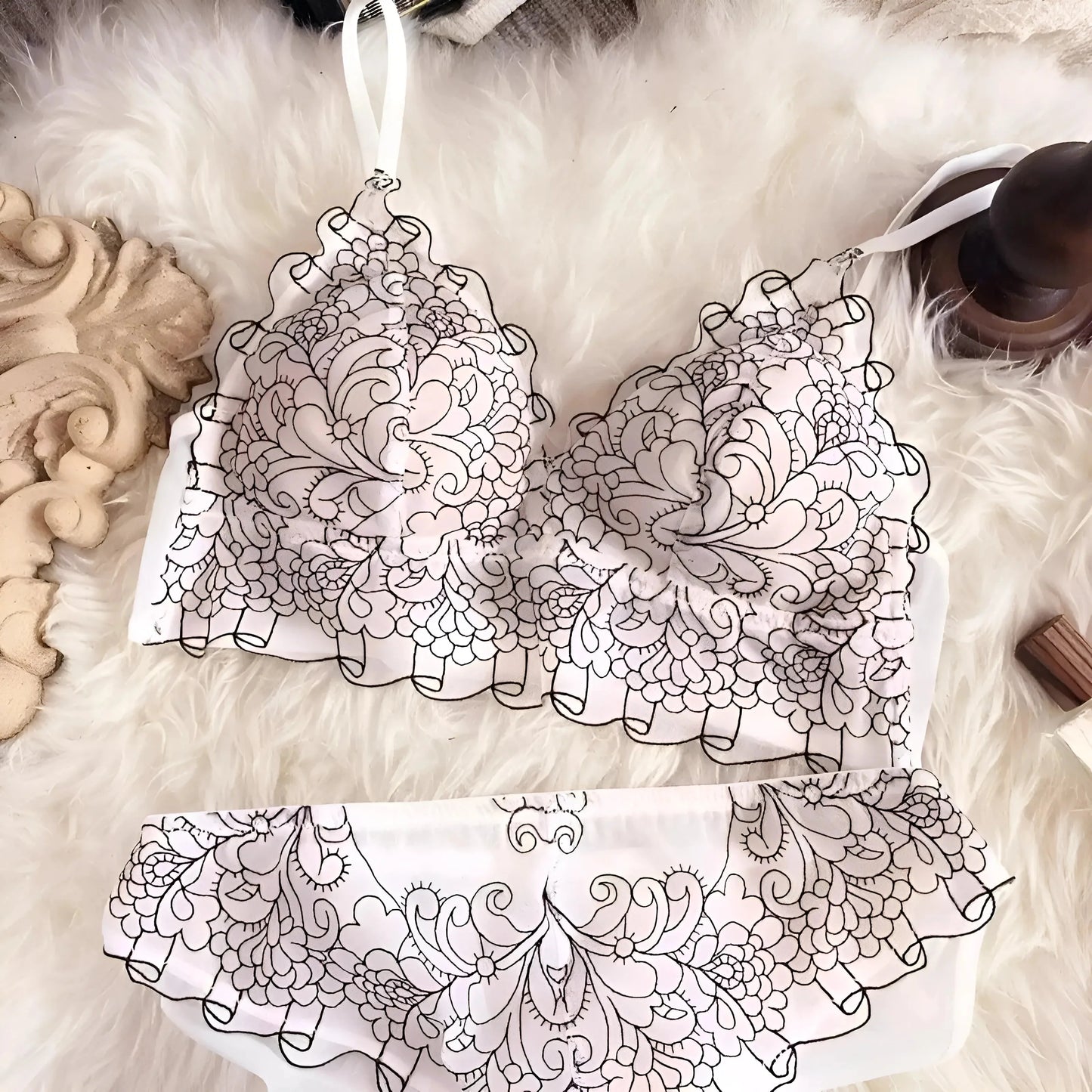 Beige Set di Lingerie in Pizzo con Decorazione Embossata