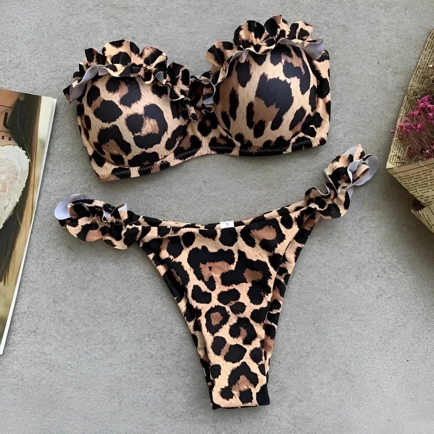 Beige Bikini a due pezzi con stampa leopardata e volant