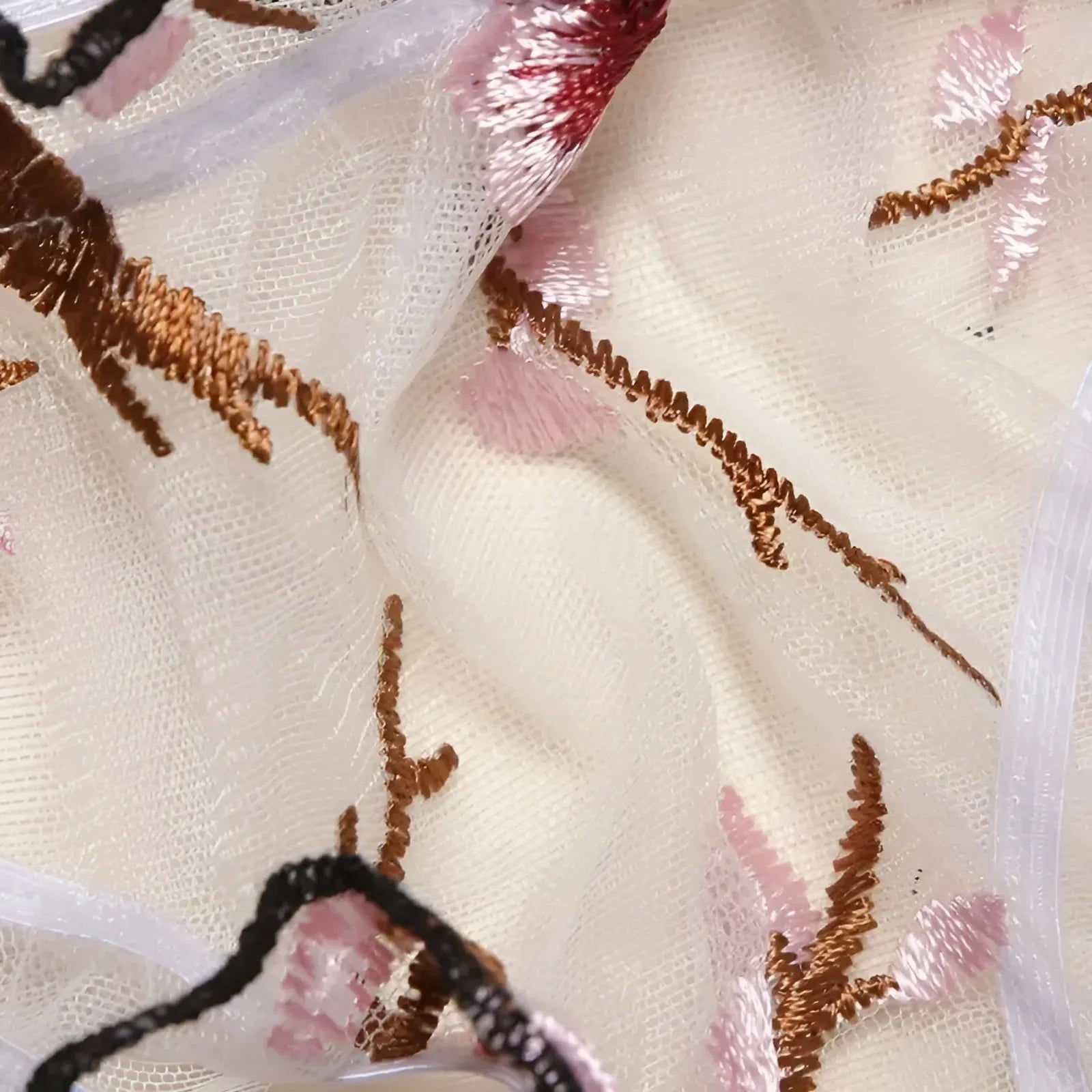  Set di Lingerie in Pizzo con Delicato Design Floreale