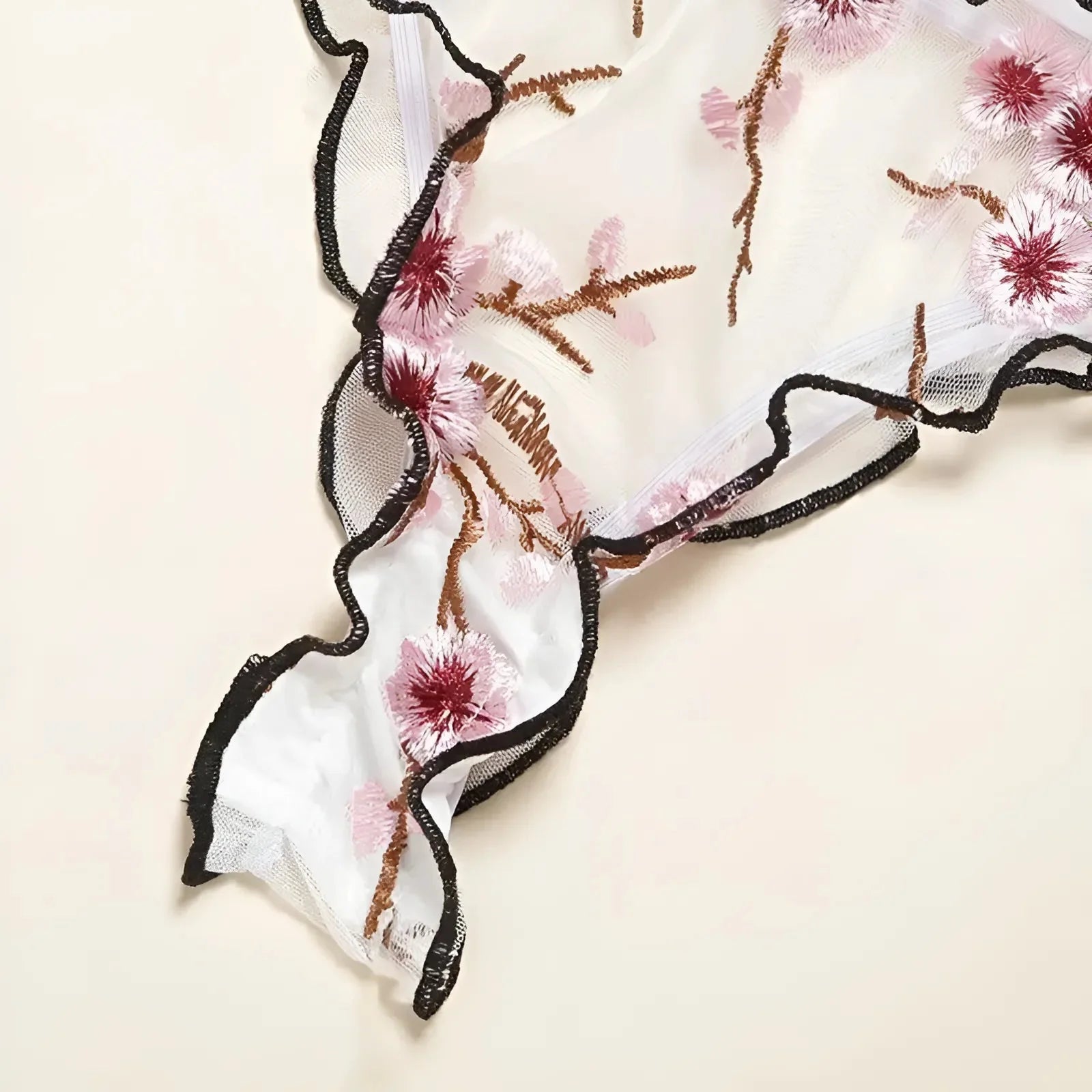  Set di Lingerie in Pizzo con Delicato Design Floreale