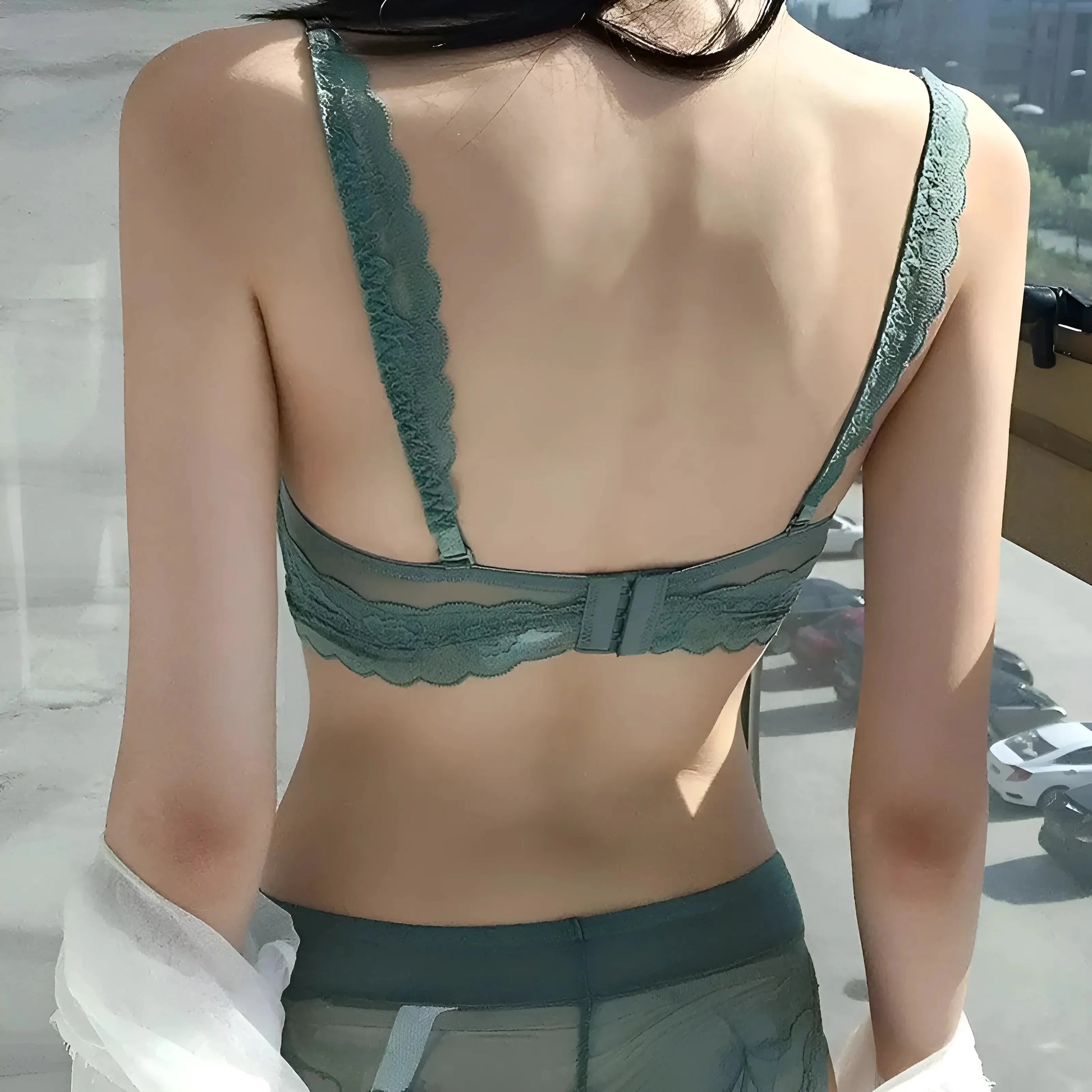  Set di Lingerie in Pizzo con Reggiseno a Scollatura Bassa
