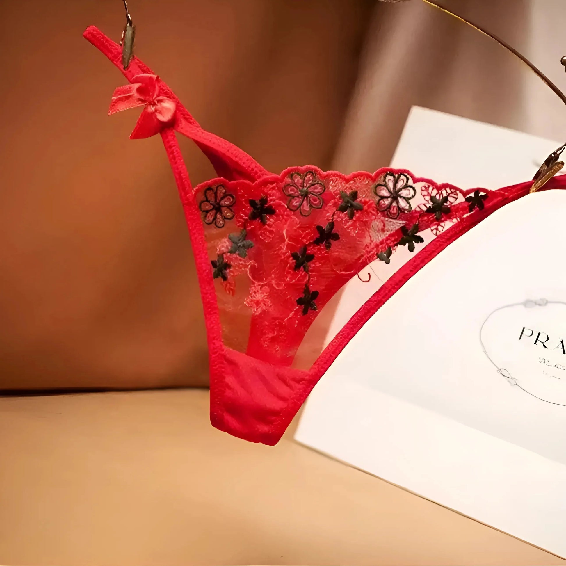 Rosso String thong in pizzo con fiocco