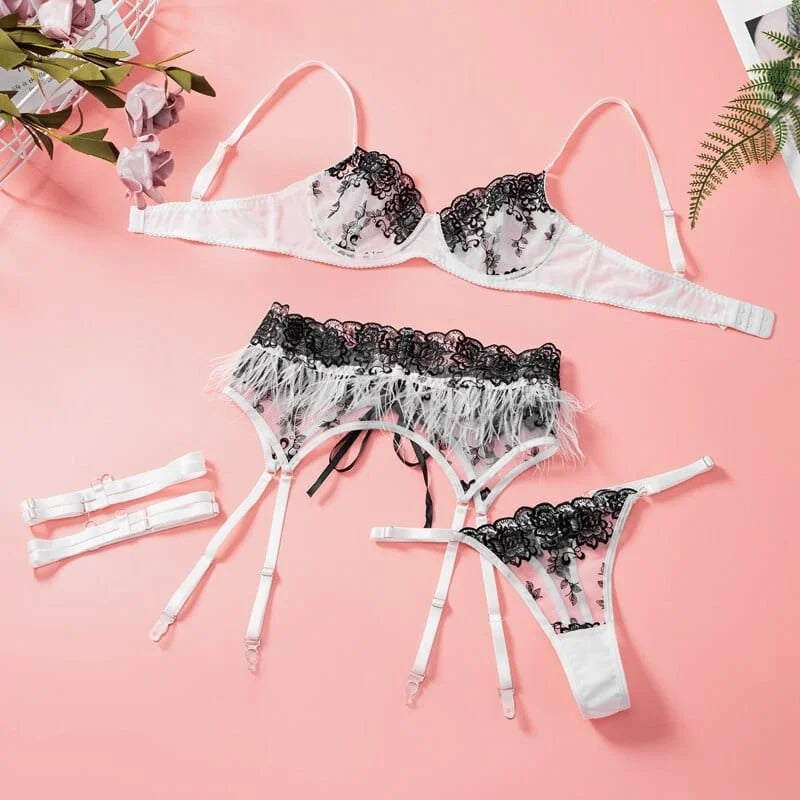 Set di lingerie composto da 3 pezzi con piume decorative