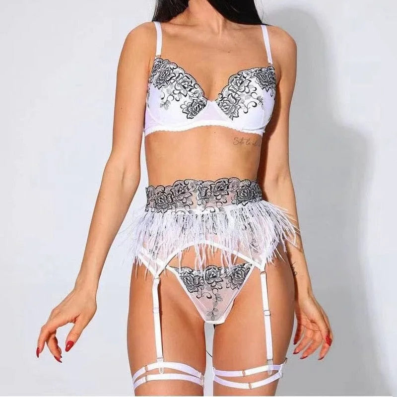 Set di lingerie composto da 3 pezzi con piume decorative