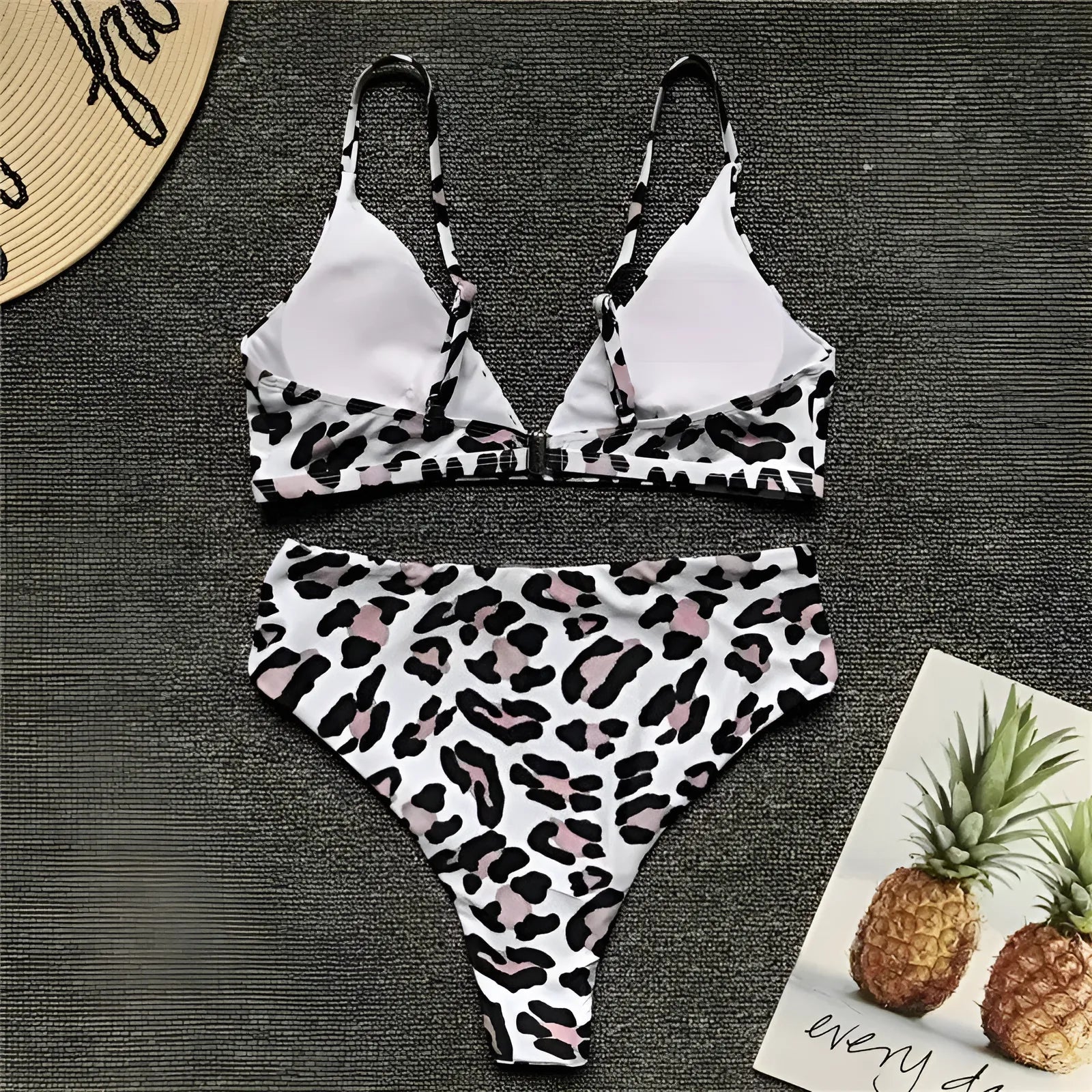  Set bikini a due pezzi con stampa leopardata